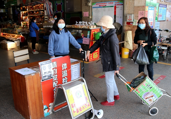副本6:00 “请扫描和出示场所码,谢谢!”防疫工作人员已经在各农贸市场开始值守工作,为每一位入场群众测温、扫码。.jpg
