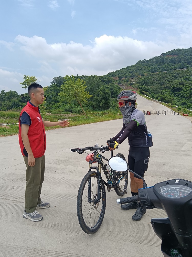 李锐宏到紫罗山上山口巡守,对上山驴友进行防风安全教育并劝返.jpg