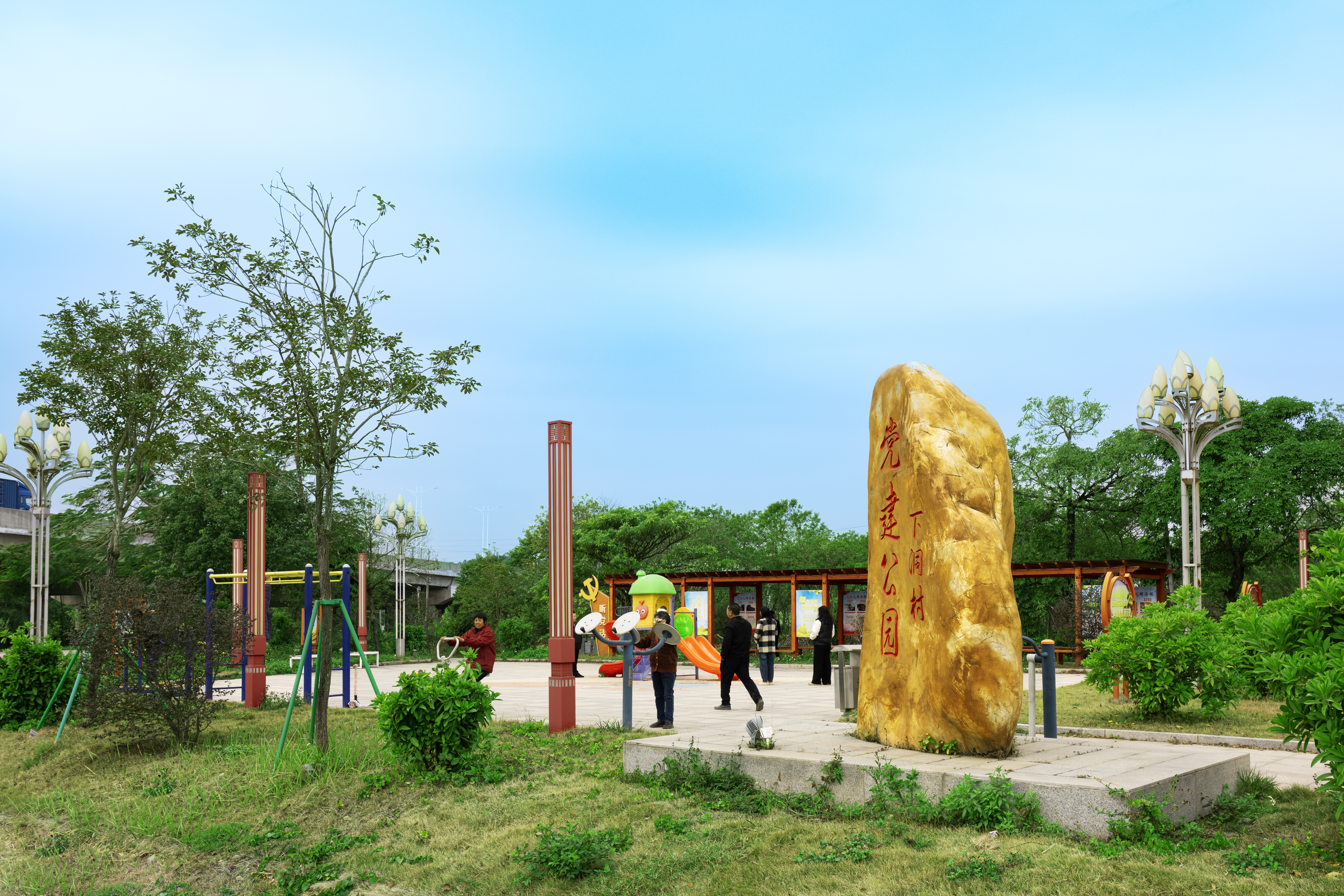 下洞村党建公园:下洞村在水步镇委、镇政府的坚强领导与大力支持下,将原下洞公园升级改造成下洞村党建公园,统筹投入50余万元专项资金启动公园改造工程。公园内精心布设党史文化长廊、红色故事宣传栏、党员宣誓广场等核心设施,配套建设休闲步道、健身器材区、休闲凉亭等民生场地,着力将其打造为集党员党性教育、村民日常休闲、本土文化展示等功能于一体的综合性党建文化阵地。.jpg