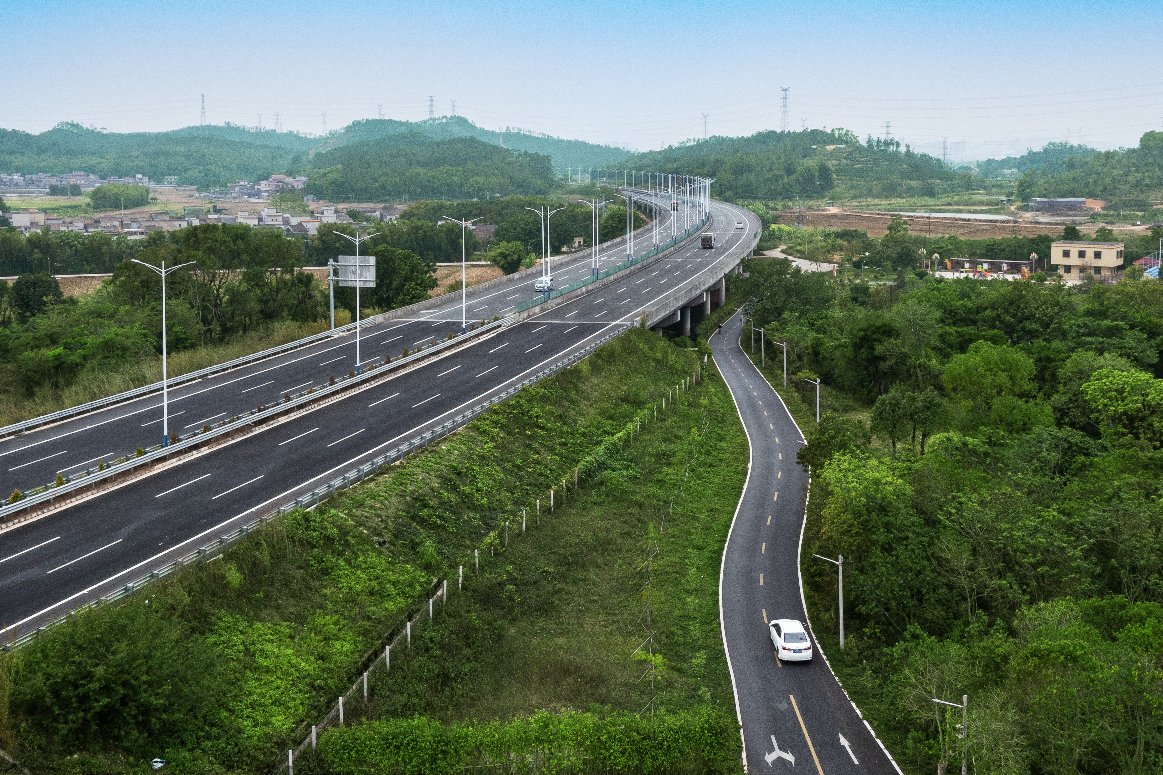 乡道升级改造:过去下洞村内道路狭窄破损,给村民日常出行带来不便,制约村内产业发展,自“百千万工程”深入推进以来,该村将乡道升级改造,于2024年顺利完成2.5公里村内道路的提档升级工作,改造后原本狭窄的村道拓宽至6.5米,路面实现全面硬化,提升了道路通行能力、增强村内路网互联互通,村民出入便捷安全。.jpg