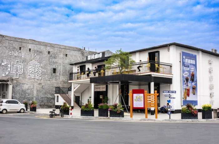 冲蒌镇圩镇客厅修旧如旧,内设咖啡、展览、桌球休闲等功能区域,已成为冲蒌镇盘活存量资产、推动文旅深度融合的标志性节点。.jpg