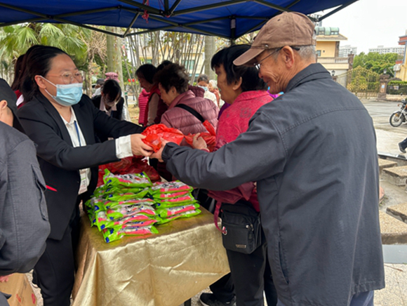 富城社区--“浓情元宵,暖心送汤圆”活动 (4).jpg