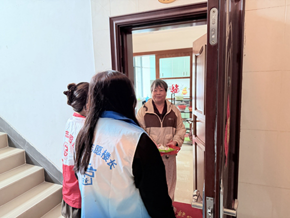 富城社区--“浓情元宵,暖心送汤圆”活动 (5).jpg