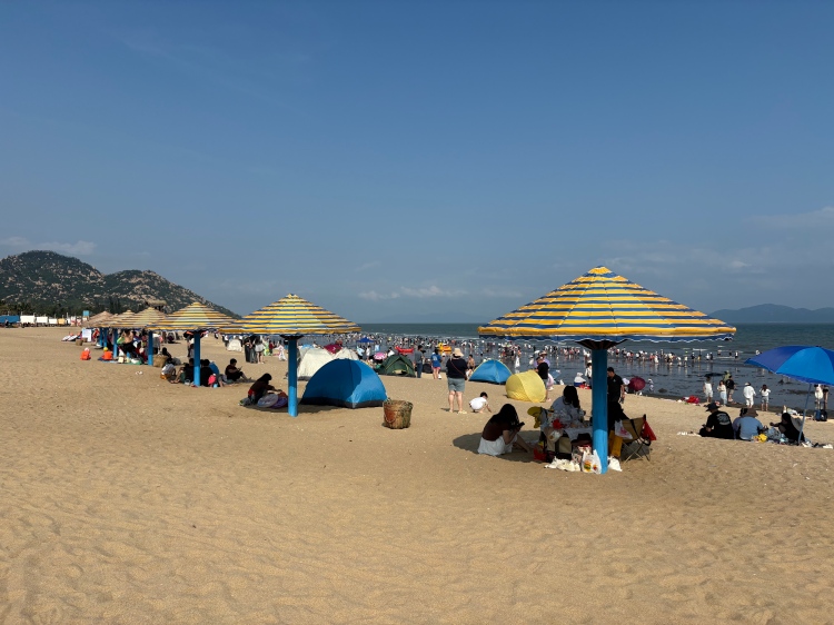 “五一假期”首日,北陡镇浪琴湾喜迎各地游客。.jpg