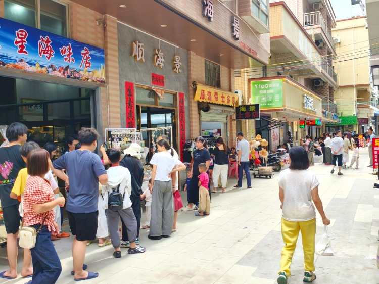 各地游客带动尾角湾餐饮商铺消费,供销两旺。.jpg